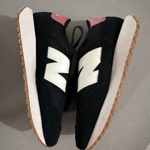 Women’s new balance, tennis shoes, size 6